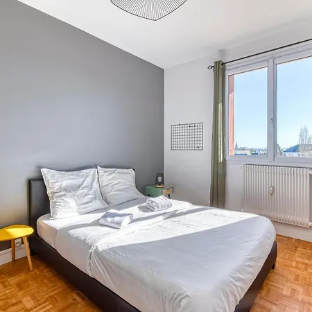 Le Super 8 - Free Parking, Balcony, 100m2, Wi-fi Apartment *